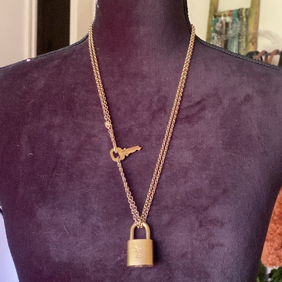 Louis Vuitton 301 Lock and key with Gold Plated Chain Necklace - Picture 7 of 12